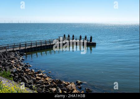 Blick auf Afsluidijk, langer Damm mit Autobahn zum Schutz der Niederlande vor dem Wasser der Nordsee Stockfoto