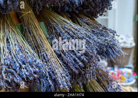 Trauben von aromatischen getrockneten Lavendel- oder Lavandin-Blumen zum Verkauf im Geschäft in der Provence, Frankreich Stockfoto