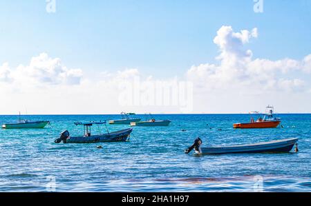 Playa del Carmen Mexiko 05. August 2021 Boote und Yachten am tropischen mexikanischen Strandpanorama mit türkisblauem Wasser von Playa 88 und Punta ESM Stockfoto