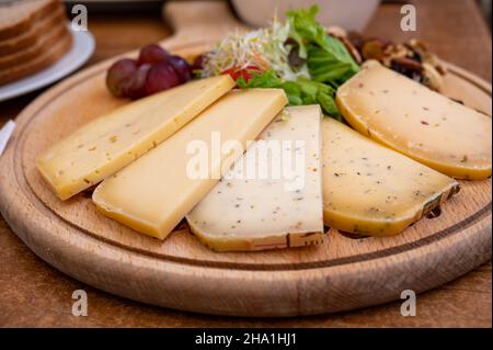Käseplatte mit einer Vielzahl von leckeren belgischen Hartkäse aus der trappistenabtei Stockfoto