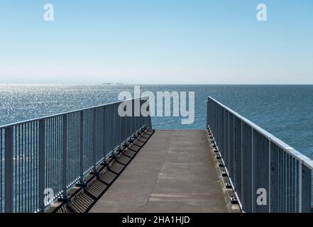 Blick auf Afsluidijk, langer Damm mit Autobahn zum Schutz der Niederlande vor dem Wasser der Nordsee Stockfoto