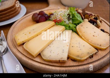 Käseplatte mit einer Vielzahl von leckeren belgischen Hartkäse aus der trappistenabtei Stockfoto