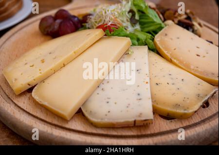 Käseplatte mit einer Vielzahl von leckeren belgischen Hartkäse aus der trappistenabtei Stockfoto