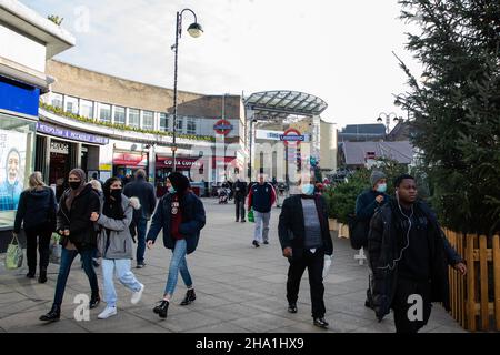 Uxbridge, Großbritannien. 9th. Dezember 2021. Im Wahlkreis von Premierminister Boris Johnson passieren Käufer das Stadtzentrum. Ab Freitag, dem 10th. Dezember, sind Gesichtsbedeckungen für die meisten öffentlichen Hallen, einschließlich Theater, Kinos und Kultstätten, sowie für den öffentlichen Nahverkehr und an Orten wie Geschäften und Friseuren obligatorisch. Kredit: Mark Kerrison/Alamy Live Nachrichten Stockfoto