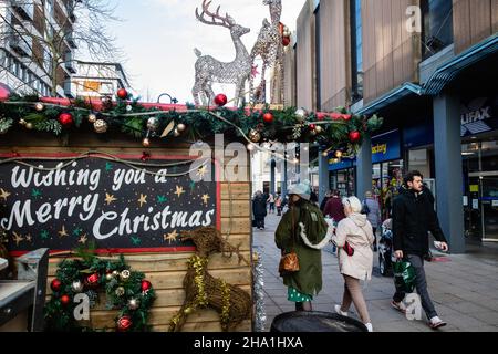 Uxbridge, Großbritannien. 9th. Dezember 2021. Im Wahlkreis von Premierminister Boris Johnson laufen die Käufer an den Weihnachtsständen vorbei. Ab Freitag, dem 10th. Dezember, sind Gesichtsbedeckungen für die meisten öffentlichen Hallen, einschließlich Theater, Kinos und Kultstätten, sowie für den öffentlichen Nahverkehr und an Orten wie Geschäften und Friseuren obligatorisch. Kredit: Mark Kerrison/Alamy Live Nachrichten Stockfoto