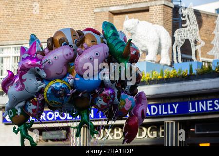 Uxbridge, Großbritannien. 9th. Dezember 2021. Peppa Pig Charakterballons zum Verkauf in Boris Johnsons Wahlkreis. Der Premierminister lobte Peppa Pig World in einer kürzlich gehaltenen Rede vor dem britischen Industrieverband (CBI) ausgiebig. Kredit: Mark Kerrison/Alamy Live Nachrichten Stockfoto