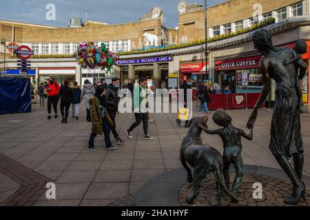 Uxbridge, Großbritannien. 9th. Dezember 2021. Im Wahlkreis von Premierminister Boris Johnson passieren Käufer das Stadtzentrum. Ab Freitag, dem 10th. Dezember, sind Gesichtsbedeckungen für die meisten öffentlichen Hallen, einschließlich Theater, Kinos und Kultstätten, sowie für den öffentlichen Nahverkehr und an Orten wie Geschäften und Friseuren obligatorisch. Kredit: Mark Kerrison/Alamy Live Nachrichten Stockfoto