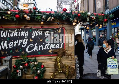 Uxbridge, Großbritannien. 9th. Dezember 2021. Im Wahlkreis von Premierminister Boris Johnson laufen die Käufer an den Weihnachtsständen vorbei. Ab Freitag, dem 10th. Dezember, sind Gesichtsbedeckungen für die meisten öffentlichen Hallen, einschließlich Theater, Kinos und Kultstätten, sowie für den öffentlichen Nahverkehr und an Orten wie Geschäften und Friseuren obligatorisch. Kredit: Mark Kerrison/Alamy Live Nachrichten Stockfoto