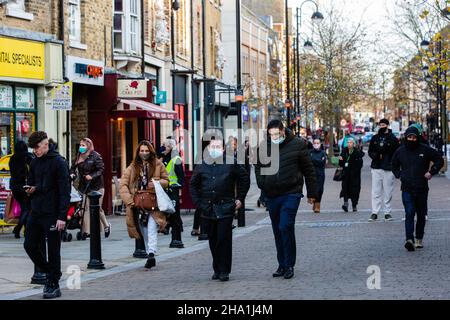 Uxbridge, Großbritannien. 9th. Dezember 2021. Im Wahlkreis von Premierminister Boris Johnson laufen die Käufer durch das Stadtzentrum. Ab Freitag, dem 10th. Dezember, sind Gesichtsbedeckungen für die meisten öffentlichen Hallen, einschließlich Theater, Kinos und Kultstätten, sowie für den öffentlichen Nahverkehr und an Orten wie Geschäften und Friseuren obligatorisch. Kredit: Mark Kerrison/Alamy Live Nachrichten Stockfoto