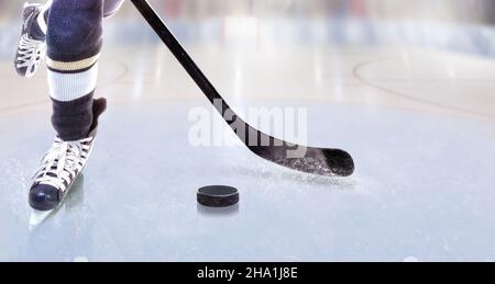 Low-Angle-Ansicht des Eishockeyspielers mit Stick auf der Eisbahn Steuerung Puck und Copy Space. Stockfoto