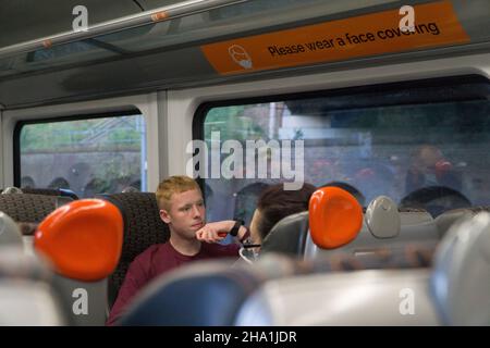 London, Großbritannien, 9. Dezember 2021: Gesichtsmasken sind jetzt in öffentlichen Verkehrsmitteln obligatorisch, um die Ausbreitung der Omicron-Variante einzudämmen, obwohl einige Menschen aus medizinischen Gründen ausgenommen sind. Es besteht die Sorge, dass die Öffentlichkeit möglicherweise nicht bereit ist, mit den Plan-B-Vorschriften der Regierung zusammenzuarbeiten, da die Lockdown-Vorschriften in der Downing Street am vergangenen Weihnachten offensichtlich missachtet wurden. Anna Watson/Alamy Live News Stockfoto