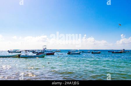 Playa del Carmen Mexiko 05. August 2021 Bootsfähre und Yachten am tropischen mexikanischen Strand Panoramablick mit türkisblauem Wasser von Playa 88 und Pun Stockfoto