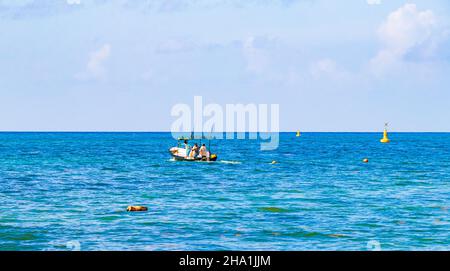 Playa del Carmen Mexiko 05. August 2021 Bootsfähre und Yachten am tropischen mexikanischen Strand Panoramablick mit türkisblauem Wasser von Playa 88 und Pun Stockfoto