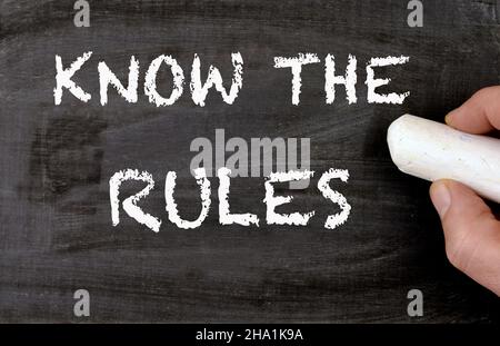 Tafel mit dem Satz „Know the Rules“ handgeschrieben Stockfoto