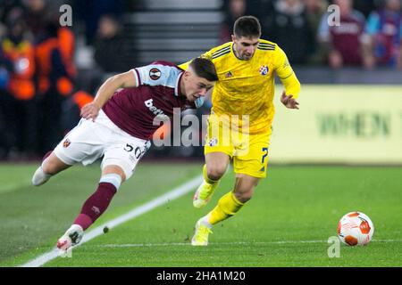 LONDON, GBR. DEZ 9th Harrison Ashby von West Ham und Luka Ivanusec von Dinamo Zagreb kämpfen während des UEFA Europa League-Spiels zwischen West Ham United und Dinamo Zagreb am Donnerstag, dem 9th. Dezember 2021 im London Stadium, Stratford, um den Ball. (Kredit: Federico Maranesi | MI Nachrichten) Kredit: MI Nachrichten & Sport /Alamy Live Nachrichten Stockfoto