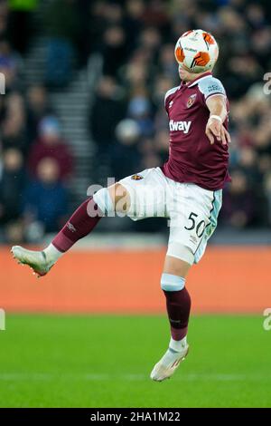 LONDON, GBR. DEZ 9th Harrison Ashby von West Ham kontrolliert den Ball während des UEFA Europa League-Spiels zwischen West Ham United und Dinamo Zagreb am Donnerstag, den 9th. Dezember 2021 im London Stadium, Stratford. (Kredit: Federico Maranesi | MI Nachrichten) Kredit: MI Nachrichten & Sport /Alamy Live Nachrichten Stockfoto