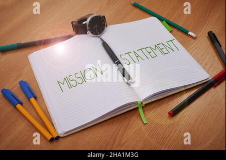 Konzeptionelle Darstellung Leitbild. Wort geschrieben auf formale Zusammenfassung der Ziele und Werte einer Firma Blank Notebook Armbanduhr umgeben von Stockfoto