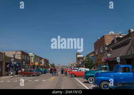 Shelby, MT, US 10. Juli 2021: Oldtimer-Show auf der Main Street in der Kleinstadt Amerika zieht viele Einheimische und Touristen an Stockfoto