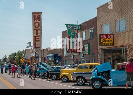 Shelby, MT, US 10. Juli 2021: Oldtimer-Show auf der Main Street in der Kleinstadt Amerika zieht viele Einheimische und Touristen an Stockfoto