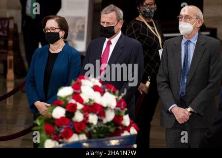 Washington, Usa. 09th Dez 2021. Der Oberste Gerichtshof der Vereinigten Staaten, John Roberts (C), Elena Kagan (L), Associate Justice des Obersten Gerichtshofs, und Stephen Breyer (R), Associate Justice des Obersten Gerichtshofs, zollen ihren Respekt vor der Schatulle des ehemaligen republikanischen Senators aus Kansas, Bob Dole, der nach einer Zeremonie in der Rotunde des US-Kapitols in Washington, DC, 9. Dezember 2021. Dole starb am 5. Dezember im Alter von 98 Jahren. Poolfoto von Michael Reynolds/UPI Credit: UPI/Alamy Live News Stockfoto