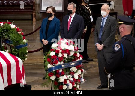 Washington, Usa. 09th Dez 2021. Der Oberste Gerichtshof der Vereinigten Staaten, John Roberts (C), Elena Kagan (L), Associate Justice des Obersten Gerichtshofs, und Stephen Breyer (R), Associate Justice des Obersten Gerichtshofs, zollen ihren Respekt vor der Schatulle des ehemaligen republikanischen Senators aus Kansas, Bob Dole, der nach einer Zeremonie in der Rotunde des US-Kapitols in Washington, DC, 9. Dezember 2021. Dole starb am 5. Dezember im Alter von 98 Jahren. Poolfoto von Michael Reynolds/UPI Credit: UPI/Alamy Live News Stockfoto