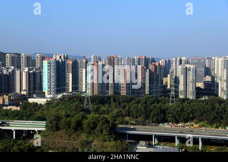 SHENZHEN, CHINA - 30. NOVEMBER 2021 - Hochhäuser stehen am 30. November 2021 im Bezirk Longgang in Shenzhen, Provinz Guangdong, China. Stockfoto