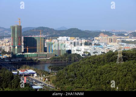 SHENZHEN, CHINA - 30. NOVEMBER 2021 - Hochhäuser stehen am 30. November 2021 im Bezirk Longgang in Shenzhen, Provinz Guangdong, China. Stockfoto