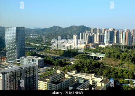 SHENZHEN, CHINA - 30. NOVEMBER 2021 - Hochhäuser stehen am 30. November 2021 im Bezirk Longgang in Shenzhen, Provinz Guangdong, China. Stockfoto