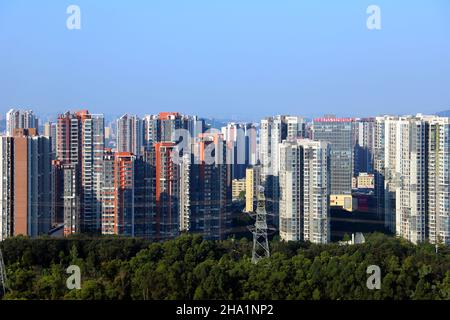 SHENZHEN, CHINA - 30. NOVEMBER 2021 - Hochhäuser stehen am 30. November 2021 im Bezirk Longgang in Shenzhen, Provinz Guangdong, China. Stockfoto