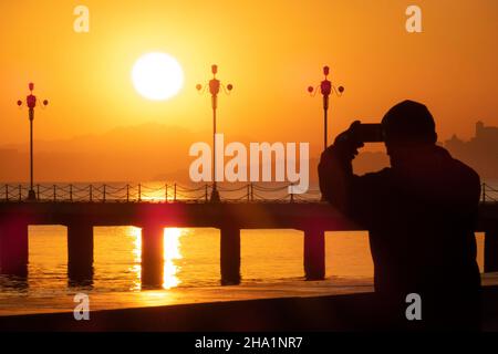 YANTAI, CHINA - 27. NOVEMBER 2021 - Sonnenaufgang über dem Meer in Yantai, der ostchinesischen Provinz Shandong, 27. November 2021. Stockfoto