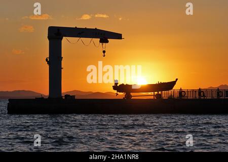 YANTAI, CHINA - 27. NOVEMBER 2021 - Sonnenaufgang über dem Meer in Yantai, der ostchinesischen Provinz Shandong, 27. November 2021. Stockfoto