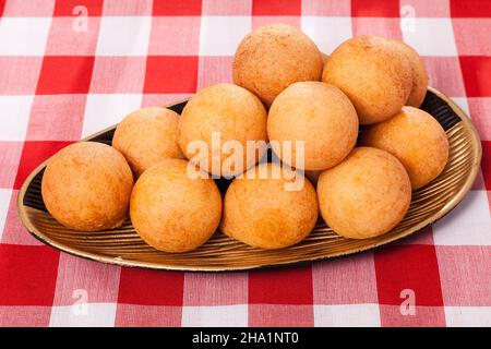 Buñuelo; Traditional Food Colombian - Tiefgebratene Käsebrot Stockfoto