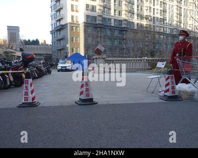 PEKING, CHINA - 3. DEZEMBER 2021 - am Eingang des Kunyufu East District im Haidian District, Peking, China, ON werden Lebensmittel und andere Vorräte gesehen Stockfoto