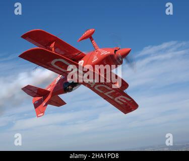 Sean D Tucker fliegt invertiert über San Diego, Kalifornien Stockfoto