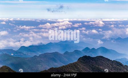 CHONGQING, CHINA - 24. NOVEMBER 2021 - das Foto zeigt die einzigartige Winterlandschaft der Karstlandform im Jinfo-Berg, einem Weltnaturerbe, in Stockfoto