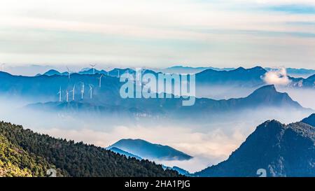 CHONGQING, CHINA - 24. NOVEMBER 2021 - das Foto zeigt Windkraftanlagen in der einzigartigen Karstlandschaft des Jinfo-Berges, einem Weltnaturerbe Stockfoto