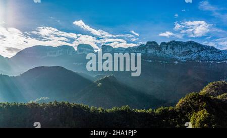 CHONGQING, CHINA - 24. NOVEMBER 2021 - das Foto zeigt die einzigartige Winterlandschaft der Karstlandform im Jinfo-Berg, einem Weltnaturerbe, in Stockfoto