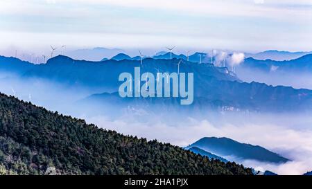 CHONGQING, CHINA - 24. NOVEMBER 2021 - das Foto zeigt Windkraftanlagen in der einzigartigen Karstlandschaft des Jinfo-Berges, einem Weltnaturerbe Stockfoto