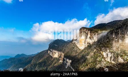 CHONGQING, CHINA - 24. NOVEMBER 2021 - das Foto zeigt die einzigartige Winterlandschaft der Karstlandform im Jinfo-Berg, einem Weltnaturerbe, in Stockfoto