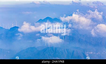 CHONGQING, CHINA - 24. NOVEMBER 2021 - das Foto zeigt Windkraftanlagen in der einzigartigen Karstlandschaft des Jinfo-Berges, einem Weltnaturerbe Stockfoto