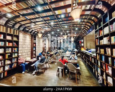 SHANGHAI, CHINA - 28. NOVEMBER 2021 - Ein Blick auf 'Zhongshuge', eine Internet-Buchhandlung von Prominenten, in Shanghai, China, 28. November 2021. Stockfoto