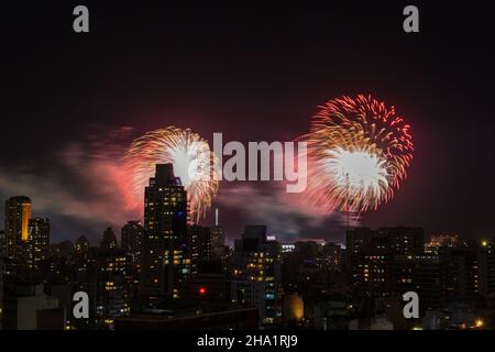 Feuerwerk im River Plate Stadium, Buenos Aires, offiziell Estadio „Monumental“ Antonio Vespucio Liberti genannt. Fußballverein River Plate feiert Stockfoto