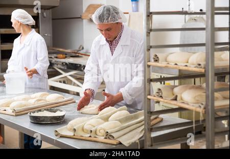 Portrait von erfahrenen und professionellen Bäcker bei der täglichen Arbeit in der Küche des kleinen bakeshop Stockfoto