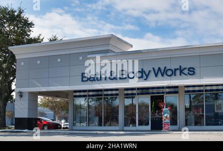 Houston, Texas USA 11-12-2021: Bath & Body Works Store und Parkplatz in Houston TX. Amerikanische Einzelhandelskette, die Seifen und Düfte verkauft. Stockfoto