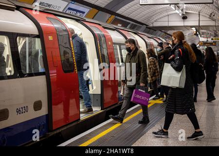 London, Großbritannien. 09th Dez 2021. Pendler mit Gesichtsmasken als vorbeugende Maßnahme gegen die Ausbreitung des Coronavirus werden in der Londoner U-Bahn gesehen. Die Boris-Regierung hat angekündigt, den "Plan B" zu aktivieren, um die Ausbreitung der COVID-19-Omicron-Variante zu stoppen. Kredit: SOPA Images Limited/Alamy Live Nachrichten Stockfoto