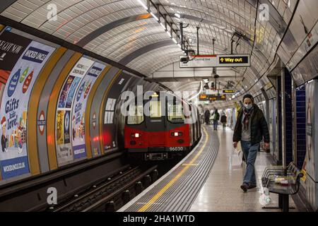 London, Großbritannien. 09th Dez 2021. Ein Pendler, der eine Gesichtsmaske trägt, als vorbeugende Maßnahme gegen die Ausbreitung des Coronavirus, wie sie im Londoner Untergrund zu sehen ist. Die Boris-Regierung hat angekündigt, den "Plan B" zu aktivieren, um die Ausbreitung der COVID-19-Omicron-Variante zu stoppen. Kredit: SOPA Images Limited/Alamy Live Nachrichten Stockfoto