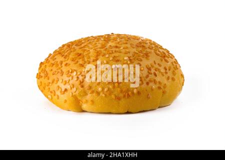 hamburger Brötchen mit Sesamsamen bestreut, isoliert auf weißem Grund, Stockfoto