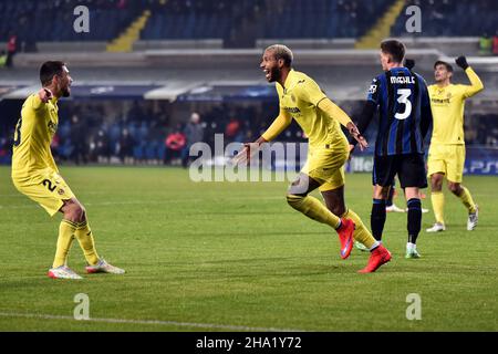 Bergamo, Italien. 9th Dez 2021. Etienne Capoue (2nd L) von Villareal feiert sein Tor während des UEFA Champions League Group F-Spiels zwischen Atalanta und Villarreal in Bergamo, Italien, am 9. Dezember 2021. Quelle: Str/Xinhua/Alamy Live News Stockfoto