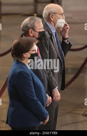 Washington, Usa. 09th Dez 2021. Von links sagen die stellvertretende Justizministerin Elena Kagan, der Oberste Richter der Vereinigten Staaten, John Roberts, und der Richter Stephen Breyer, dem ehemaligen Senator Bob Dole aus Kansas, ihren Respekt, da er am Donnerstag, dem 9. Dezember 2021, in der Rotunde des US-Kapitols in Washington, DC, im Staat liegt. Pool Foto von Oliver Contreras/fUPI Kredit: UPI/Alamy Live News Stockfoto