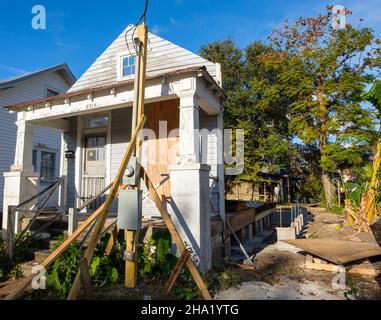 NEW ORLEANS, LA, USA - 5. DEZEMBER 2021: Vorderansicht des im Bau befindlichen Hauses in Uptown Nachbarschaft mit alter Fassade Stockfoto